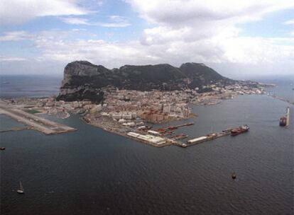 El peñón de Gibraltar, con el puerto a la derecha y el aeródromo a la izquierda.