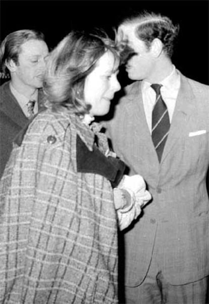 Tras conocerse en los años 70 en un partido de polo y encontrarse después en un club, la relación entre Carlos y Camilla se enfrió cuando el heredero de la corona se unió a la Marina británica. Así, en 1973, Camilla se casó con el oficial de la Marina Andrew Parker Bowles, con el que tuvo dos hijos, pero el matrimonio acabó en divorcio años después, cuando su relación con Carlos fue aireada por la prensa en 1992. La foto muestra a Camilla con su marido (izquierda) y el príncipe Carlos (derecha) en 1975.