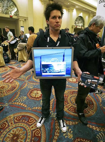 El CES suele mostrar algunos 'gadgets' harto curiosos. En la imagen, Jason Latona presenta la última creación de su compañía, DisplayLink, que permite ponerse una pantalla de televisión para convertirse en un hombre anuncio del S. XXI.