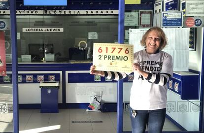 La dueña de la administración del Centro Comercial Las Lagunas de Rivas-Vaciamadrid muestra el segundo premio vendido.