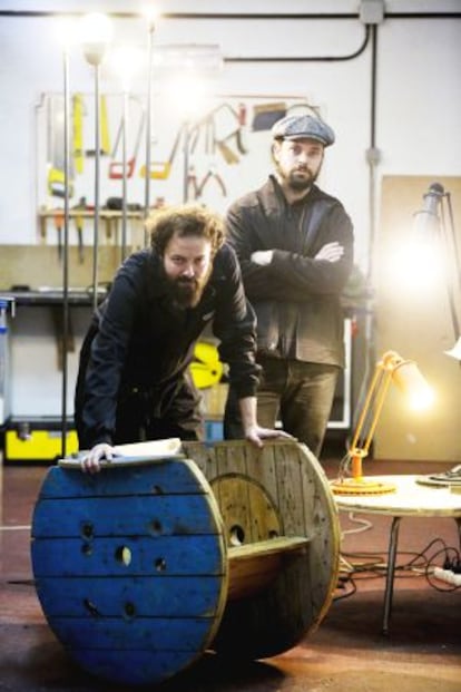 Muebles construidos con materiales reciclados en El Hub y en el taller del equipo OmnÍvoros.