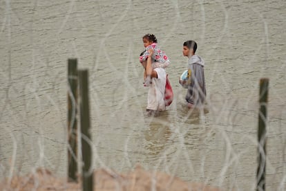 Esta nueva barrera acuática se suma al alambre de púas que ya cubre la orilla del río en el territorio texano. En la imagen, una familia de migrantes intenta cruzar el río Bravo en la frontera entre Eagle Pass y Piedras Negras.