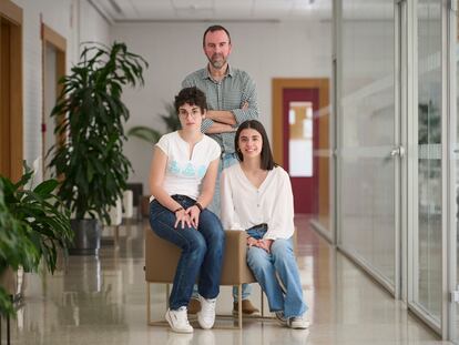 Lucía Núñez, Blanca Otazu y Eduardo Ortiz, del colegio Larraona Claret en Pamplona.