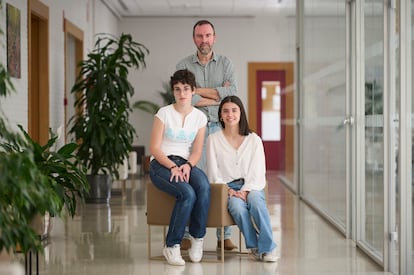 Lucía Núñez, Blanca Otazu y Eduardo Ortiz, del colegio Larraona Claret en Pamplona.