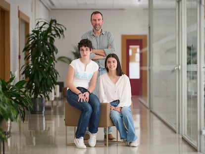 Lucía Núñez, Blanca Otazu y Eduardo Ortiz, del colegio Larraona Claret en Pamplona.