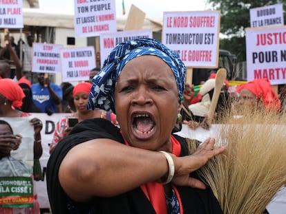 Una mujer pide la dimisión del presidente Ibrahim Boubacar Keita durante la manifestación de la oposición y colectivos de la sociedad civil celebrada el pasado día 11 en Bamako.