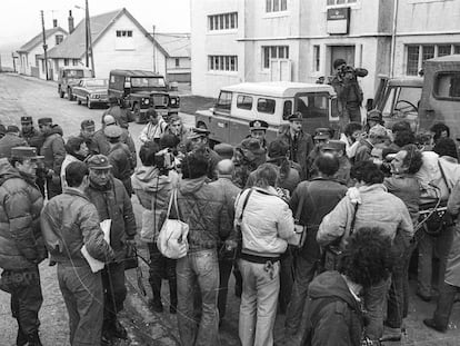 El 3 de abril de 1982, los militares llevaron a Malvinas a un contingente de más de 40 periodistas de diferentes medios gráficos, radiales y televisivos, con el objetivo de mostrar al mundo que la recuperación de las islas había sido incruenta, y no un baño de sangre como se informaba desde Gran Bretaña. Los hombres de prensa sólo permanecieron horas, con la única excepción de los enviados de Télam y de Argentina Televisora Color (ATC).