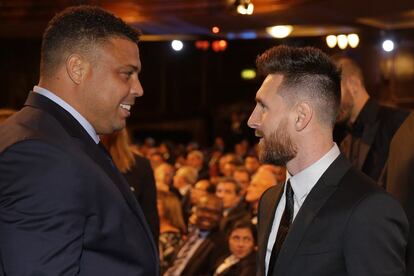 Ronaldo y Leo Messi conversan antes del comienzo de la gala.