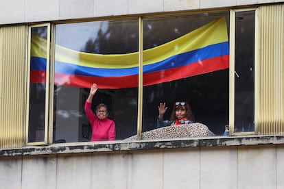 Dos mujeres expresan su apoyo a la marcha a su paso por el norte de Bogotá.