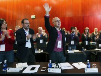 Los consejeros de Unió ovacionan a Durán tras el discurso que ha pronunciado anunciando su dimisión.