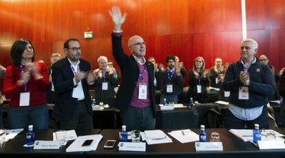 Los consejeros de Unió ovacionan a Durán tras el discurso que ha pronunciado anunciando su dimisión.