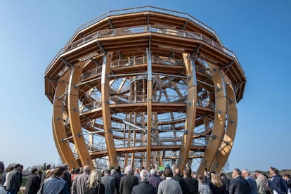 Vista general de la torre esférica de madera 'Erlebnisholzkugel' durante su inauguración en Steinberg am See (Alemania).