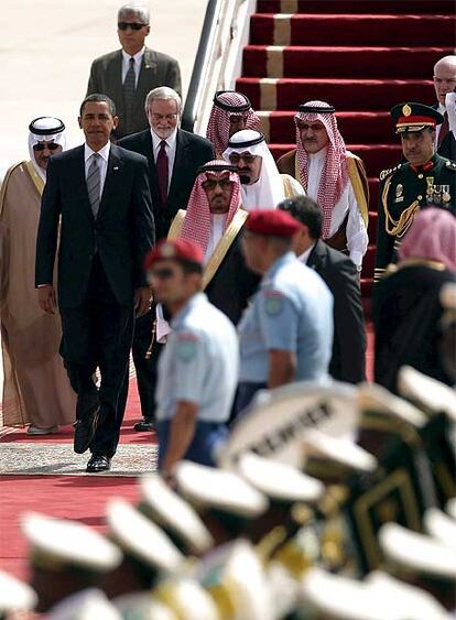 El rey Abadalá recibe a Obama a su llegada al aeropuerto internacional de King Khalid de Riad.