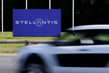Logotipo de Stellantis en una fábrica en Hordain, Francia.