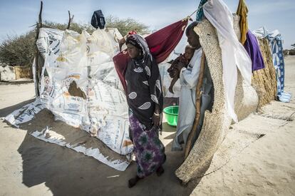 Alhadji Boucar Modou Gambo, agricultor de 40 años, llevaba una vida plácida en Malam Fatori (Nigeria) entregado a sus cultivos de pimientos y arroz y al pequeño comercio. Sin embargo, hace un año y medio Boko Haram atacó su pueblo y Alhadji huyó junto a sus dos esposas hacia Níger. “Me construí un pequeño refugio de madera en Bosso, no estaba mal, había pesca en el lago y se podía cultivar, pero los insurgentes también atacaron allí meses más tarde”, asegura, así que tocaba volver a escapar, en esta ocasión con su segunda esposa, Bokú Shetima, embarazada. Ambos llegaron a Baroua y se instalaron en los terrenos de un tío suyo, pero Boko Haram parecía pisarle los talones y a principios de noviembre atacaron también este último pueblo. Hace sólo tres meses, ya con la pequeña Yakoura Yandé en brazos, Alhadji y su mujer llegan a N’guanguam donde conviven con otros 10.000 desplazados y de donde sólo esperan no tener que volver a salir corriendo.