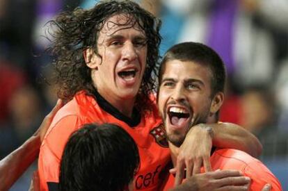 Puyol y Piqué celebran un tanto del Barcelona.