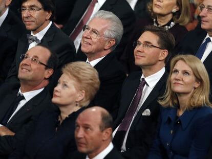 Mario Monti (en el centro, pelo blanco) junto a otros jefes de Gobierno de la UE en Oslo.