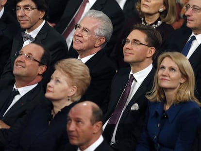 Mario Monti (en el centro, pelo blanco) junto a otros jefes de Gobierno de la UE en Oslo.