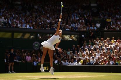 Garbiñe Muguruza al saque.