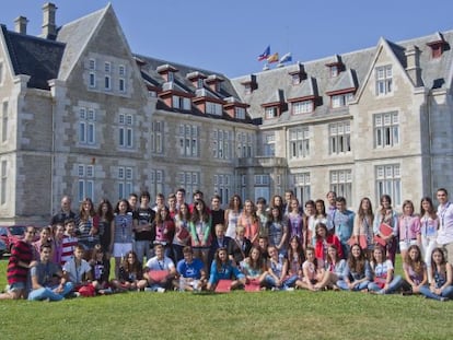 Los 100 estudiantes con mejores notas, ante el palacio de la Magdalena.