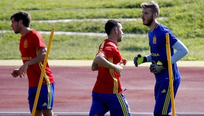 Alcácer, en el centro, junto a Sergi Roberto y De Gea, en Las Rozas.