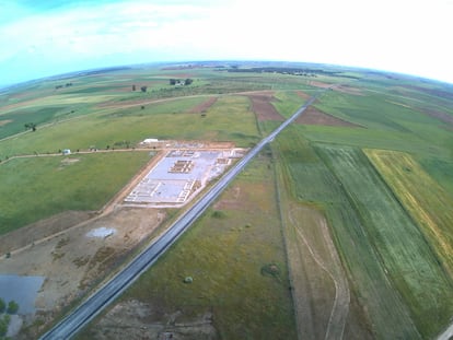 La carretera BA-004, atravesando el yacimiento de Regina Turdulorum.