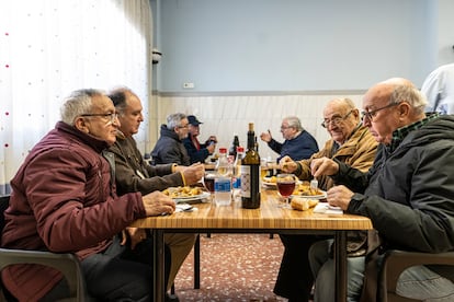 Entre retazos de huerta y con las grúas portuarias de Valencia al fondo se enclava el bar Cristóbal, uno de los templos del ‘esmorzaret’, lugar matinal de peregrinación de los labradores de la zona, jubilados o no.