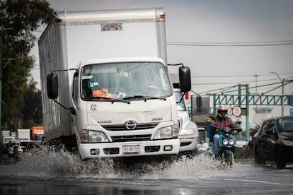 Vehículos afectados por las inundaciones en la avenida Eje 10, en Ciudad de México.