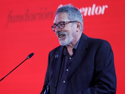 El escritor y traductor argentino César Aira pronuncia unas palabras tras recibir el premio Prix Formentor 2021.