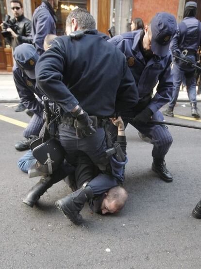 La policía reduce a un piquete en el centro de Oviedo.