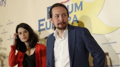 ablo Iglesias, líder de Podemos, e Isa Serra, candidata a la Comunidad de Madrid, en un desayuno informativo en el Fórum Europa este lunes.  
