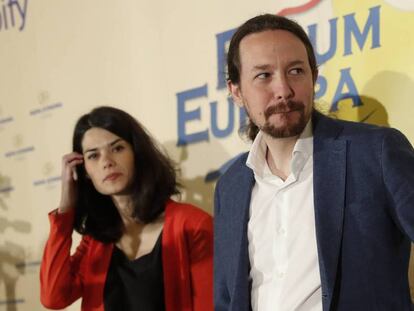 ablo Iglesias, líder de Podemos, e Isa Serra, candidata a la Comunidad de Madrid, en un desayuno informativo en el Fórum Europa este lunes.  