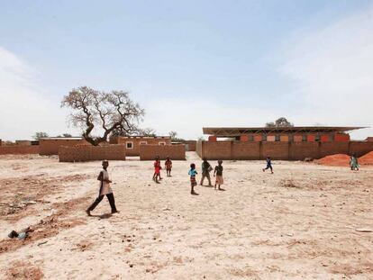 Centro de formaci&oacute;n para mujeres en el poblado de Boassa, en Ouagadougou (Burkina Faso), de Albert Faus y Fernando Agust&iacute;.
 