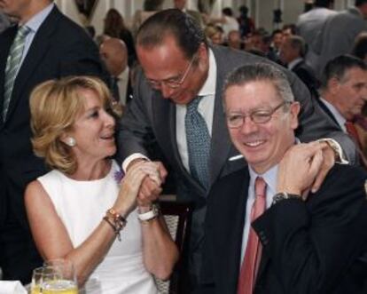 Esperanza Aguirre y Alberto Ruiz-Gallardón conversan con el presidente de Iberia, el pasado 5 de octubre.