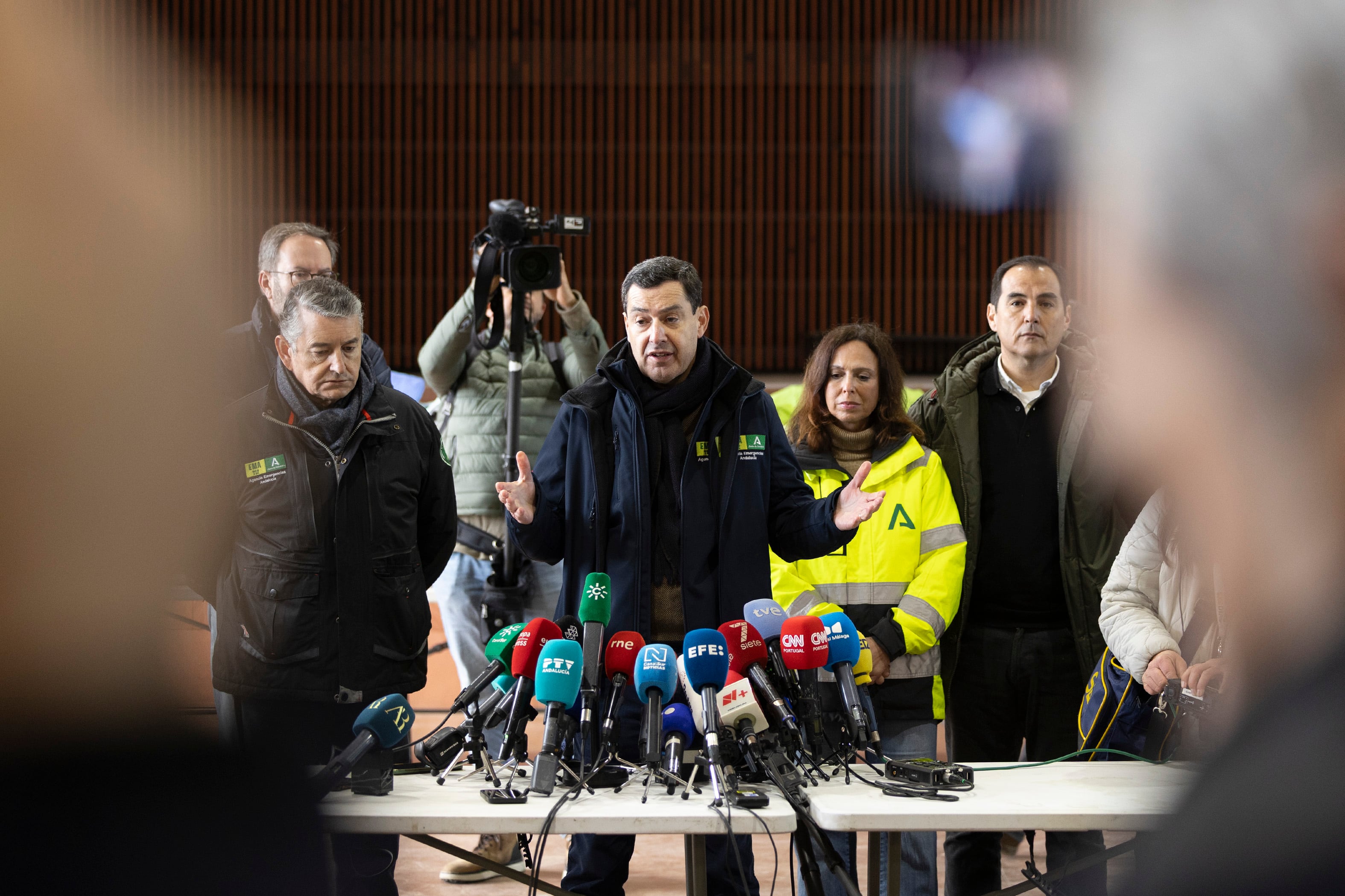 El presidente de la Junta de Andalucía, Juanma Moreno, el 18 de enero en una conferencia de prensa en Adamuz (Córdoba). 