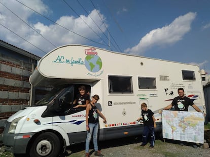 Los Fernández Ramirez junto a Maggie, la autocaravana con la que recorrieron Europa y parte de América.