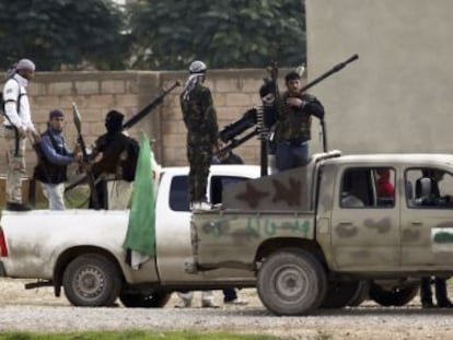 Milicianos &aacute;rabes, listos para luchar con guerrilleros kurdos en Serekaniye.