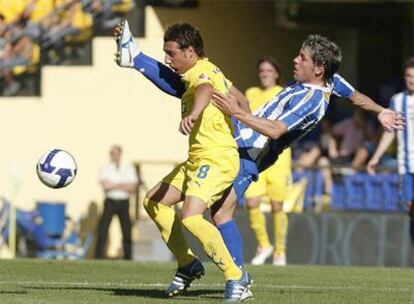 Cazorla protege el balón ante Cristian.