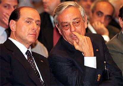Silvio Berlusconi (izquierda) y Cesare Previti, en 1997.