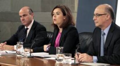 La vicepresidenta del Gobierno, Soraya Sáenz de Santamaría, acompañada de los ministro de Economía, Luis de Guindos (i) y Hacienda, Cristóbal Montoro, durante la rueda de prensa posterior a la reunión del Consejo de Ministros que ha aprobado el Programa de Estabilidad 2013-2016, hoy en el Palacio de La Moncloa. EFE/Ángel Díaz