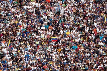Manifestantes contra el Gobierno de Maduro participan en una marcha en Caracas (Venezuela).