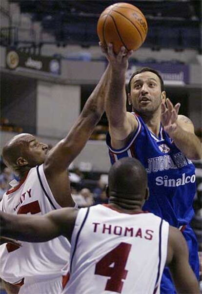 Divac, en un partido con Yugoslavia frente a Canadá.