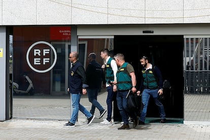 Agentes de la UCO, durante el registro de la RFEF