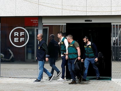 Agentes de la UCO, durante el registro de la RFEF en marzo.