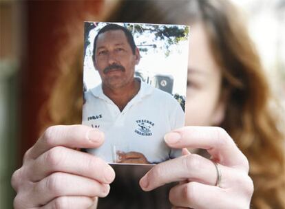 La hija de Gotzon Klemos muestra la foto de su padre, marinero del <i>Playa de Bakio</i>.