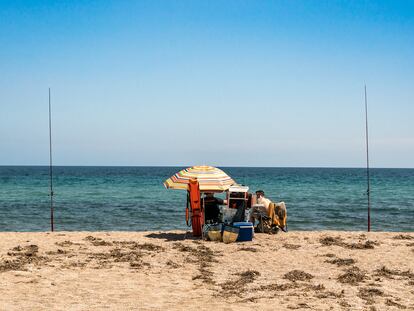 Bañistas y pescadores en la playa de Puntas de Calnegre, ubicada en el pequeño pueblo del mismo nombre, en la Costa Cálida (Región de Murcia).