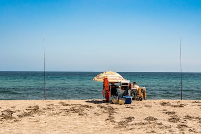 Bañistas y pescadores en la playa de Puntas de Calnegre, ubicada en el pequeño pueblo del mismo nombre, en la Costa Cálida (Región de Murcia).