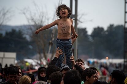 Protestas de refugiados en un campamento improvisado en el pueblo griego de Idomeni, cerca de la frontera con Macedonia.