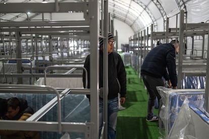 Trabajadores instalan literas en un campamento recién construido para migrantes en Ciudad Juárez, el 28 de enero de 2025.