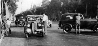 Patrulla de control demanant documentació als conductors en un carrer de Barcelona en una data indeterminada entre 1936 i 1937.